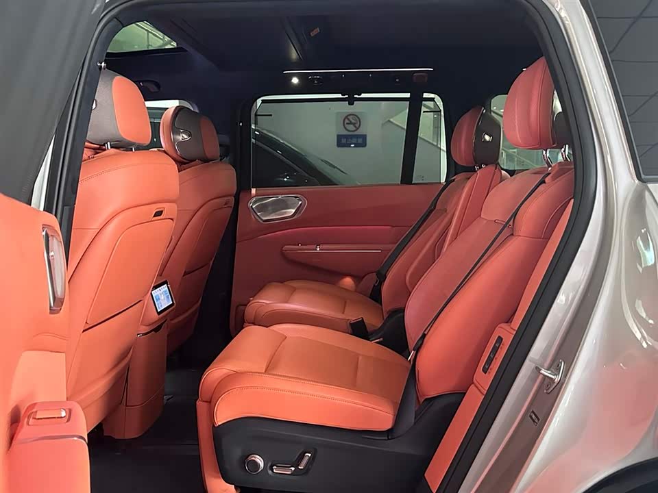 Lynk & Co 900