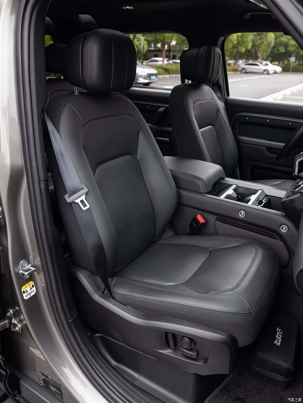 Land Rover Defender, 2024 18