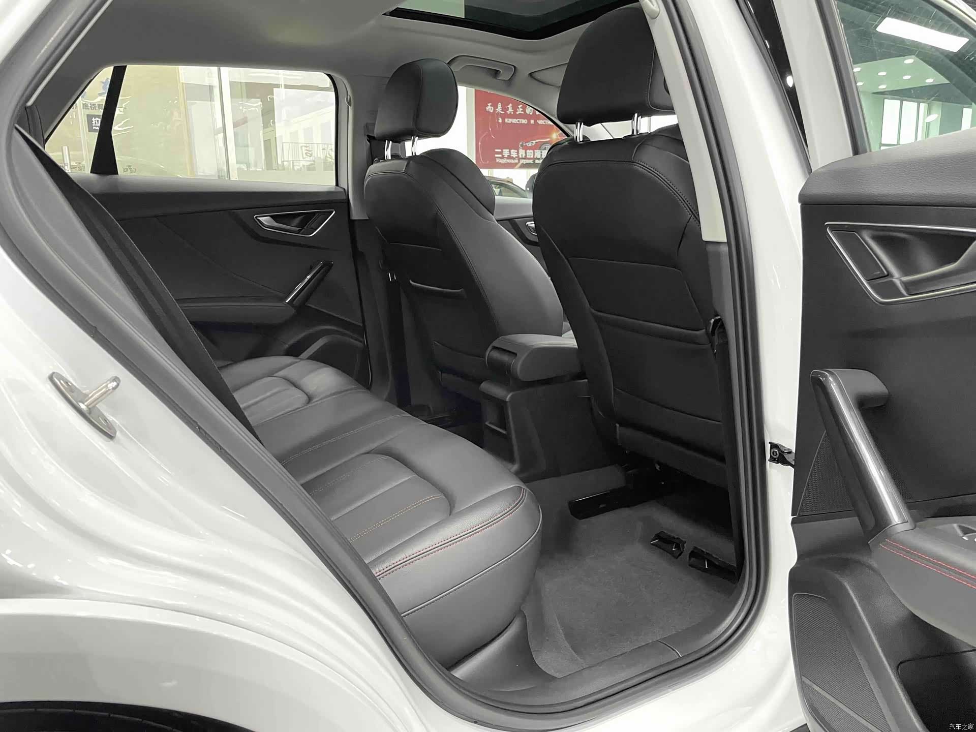 Audi Q2L, 2023 13