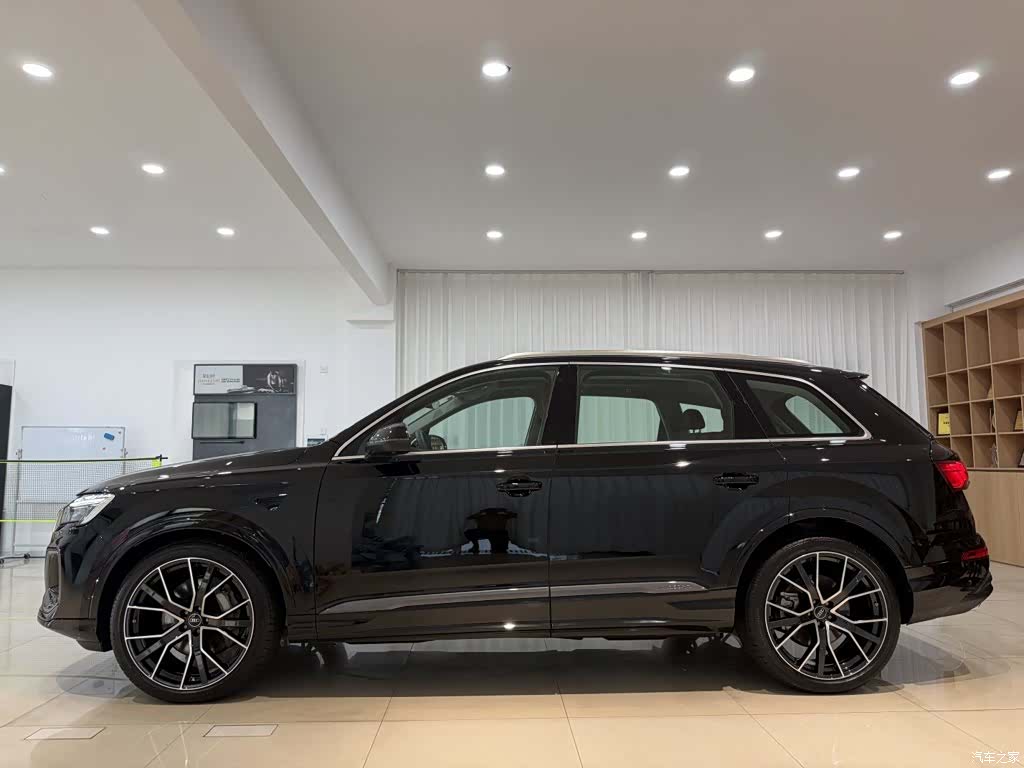 Audi Q7, 2025 10