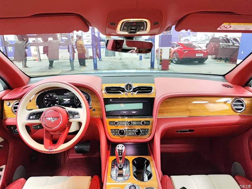 Bentley Bentayga, 2022 4