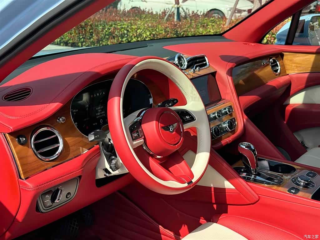 Bentley Bentayga, 2022 все фото