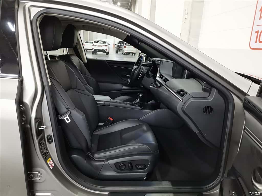 Lexus ES, 2019 23