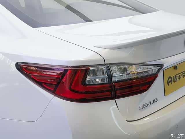 Lexus ES, 2017 11