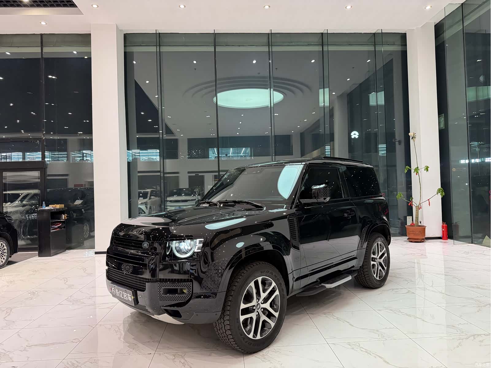 Land Rover Defender, 2023 3