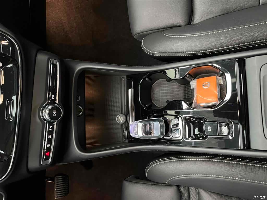 Volvo XC40, 2023 все фото