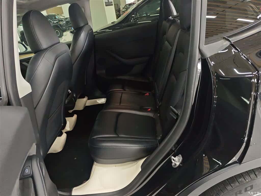 Tesla Model Y, 2023 17