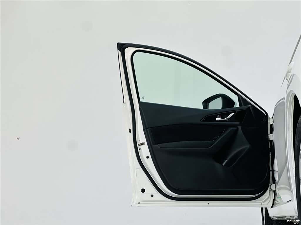 Mazda Mazda3, 2015 12