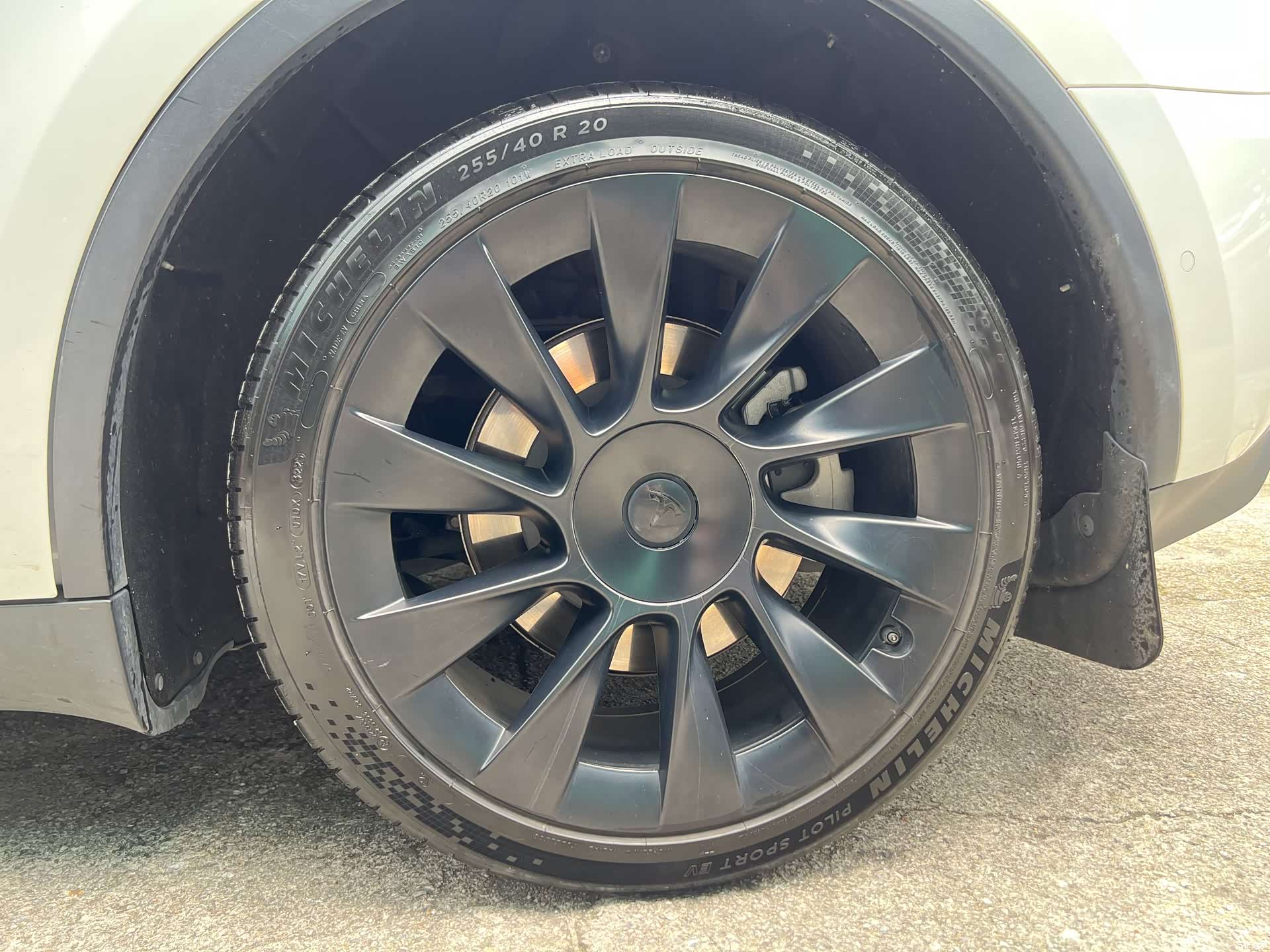 Tesla Model Y, 2023 14