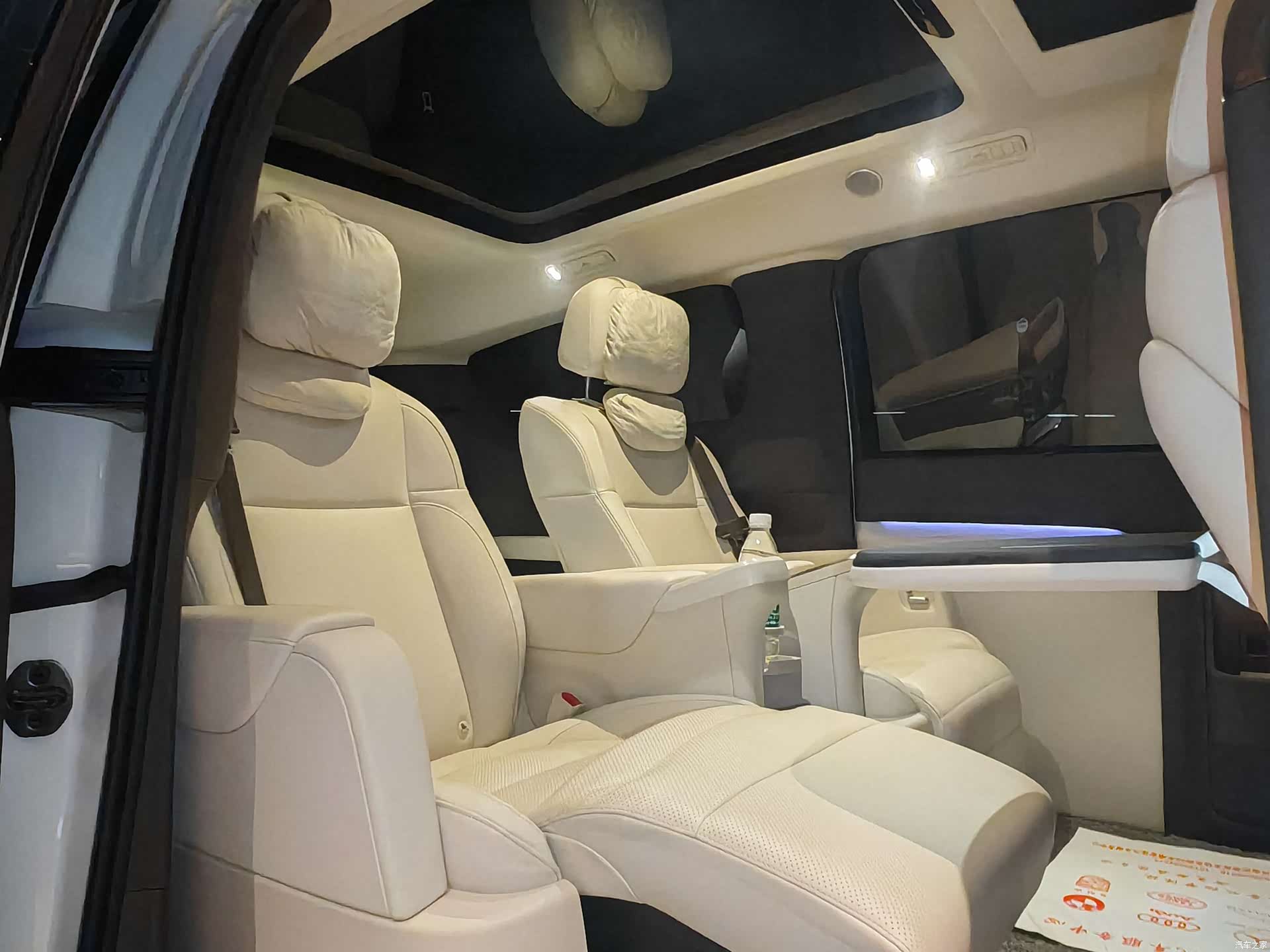 Li Auto MEGA, 2025 27