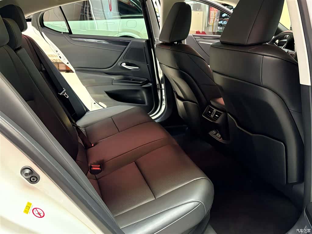 Lexus ES, 2019 10