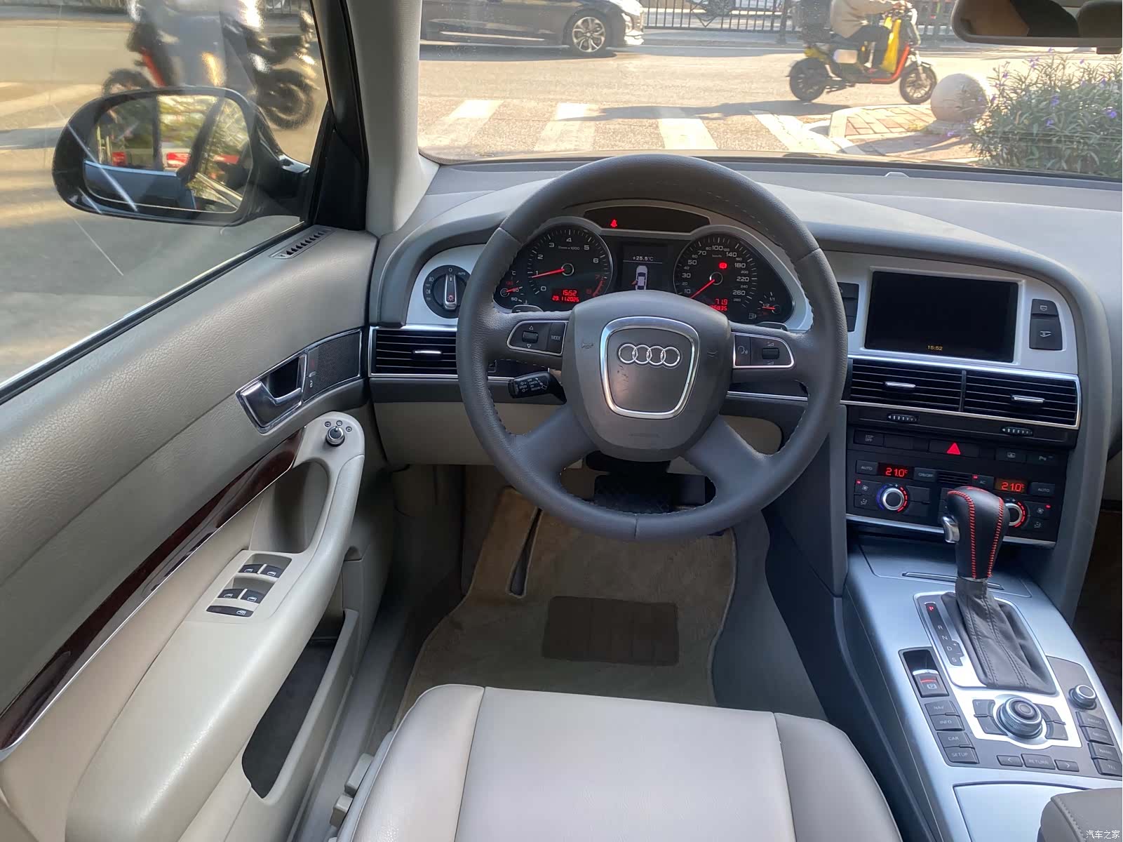 Audi A6L, 2010 13