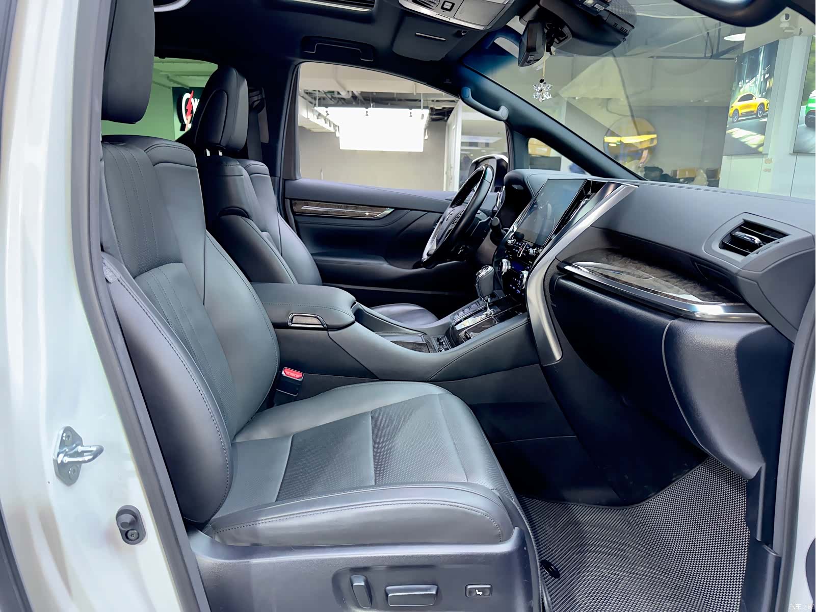 Toyota Alphard, 2022 26