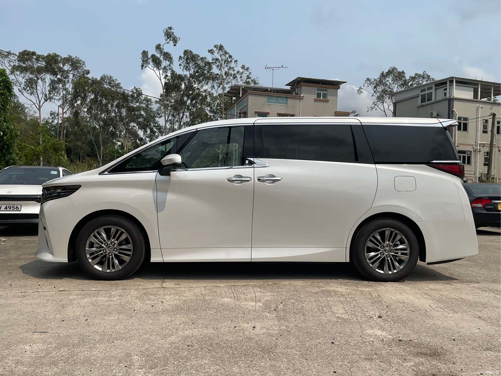Toyota Alphard, 2025 3