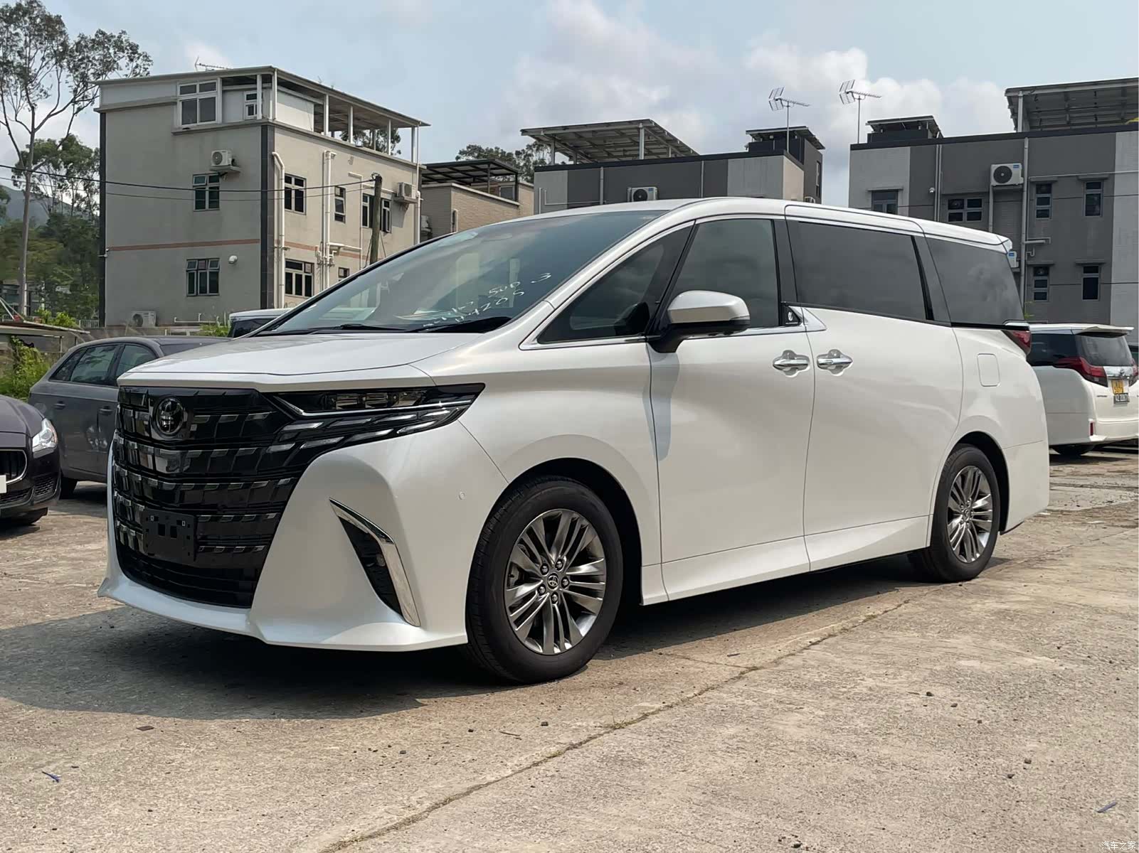 Toyota Alphard, 2025 1