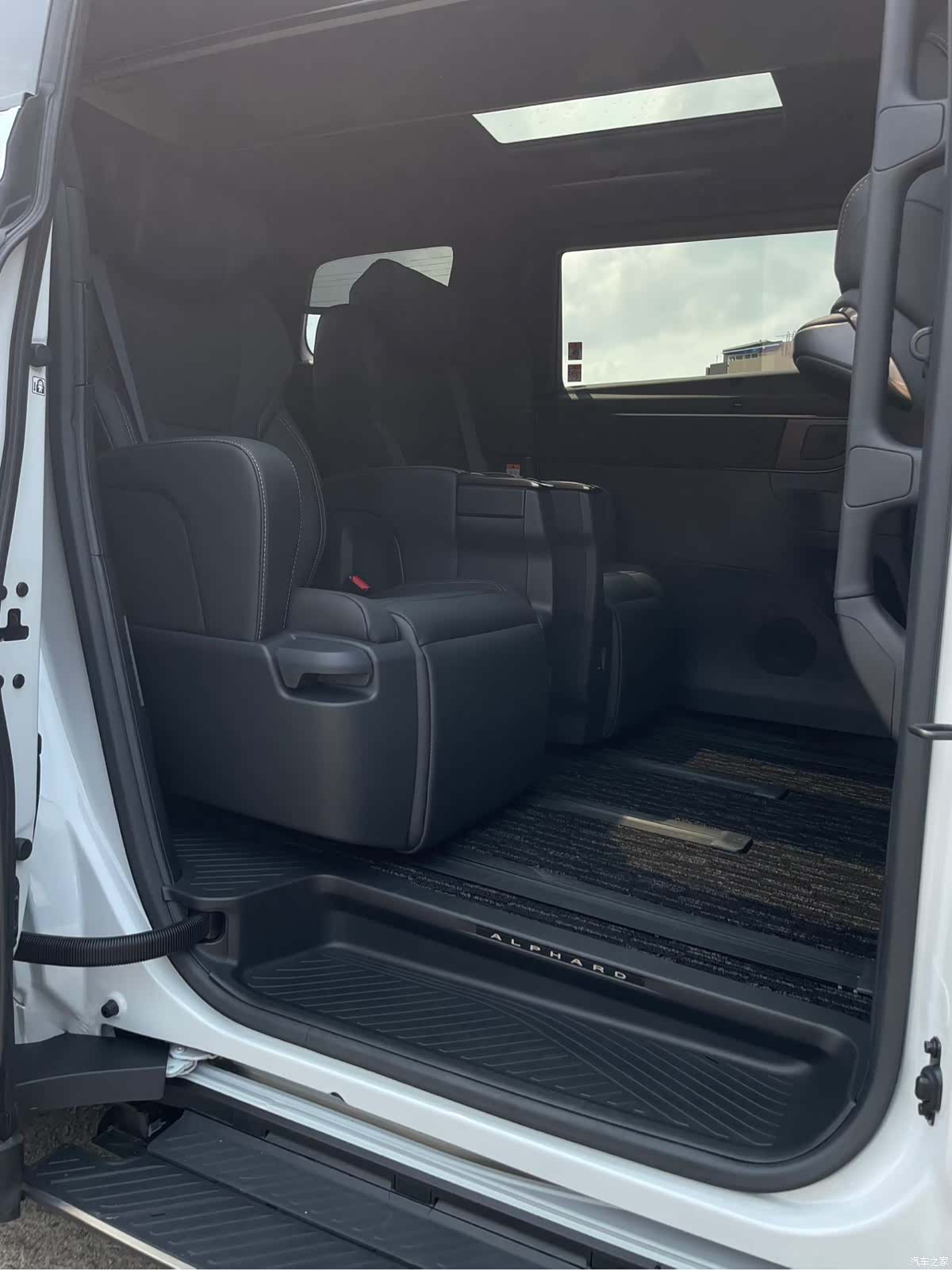 Toyota Alphard, 2025 11