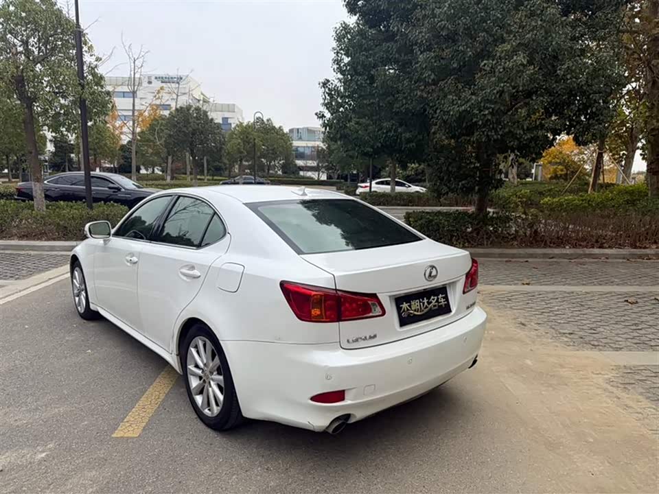 Lexus IS