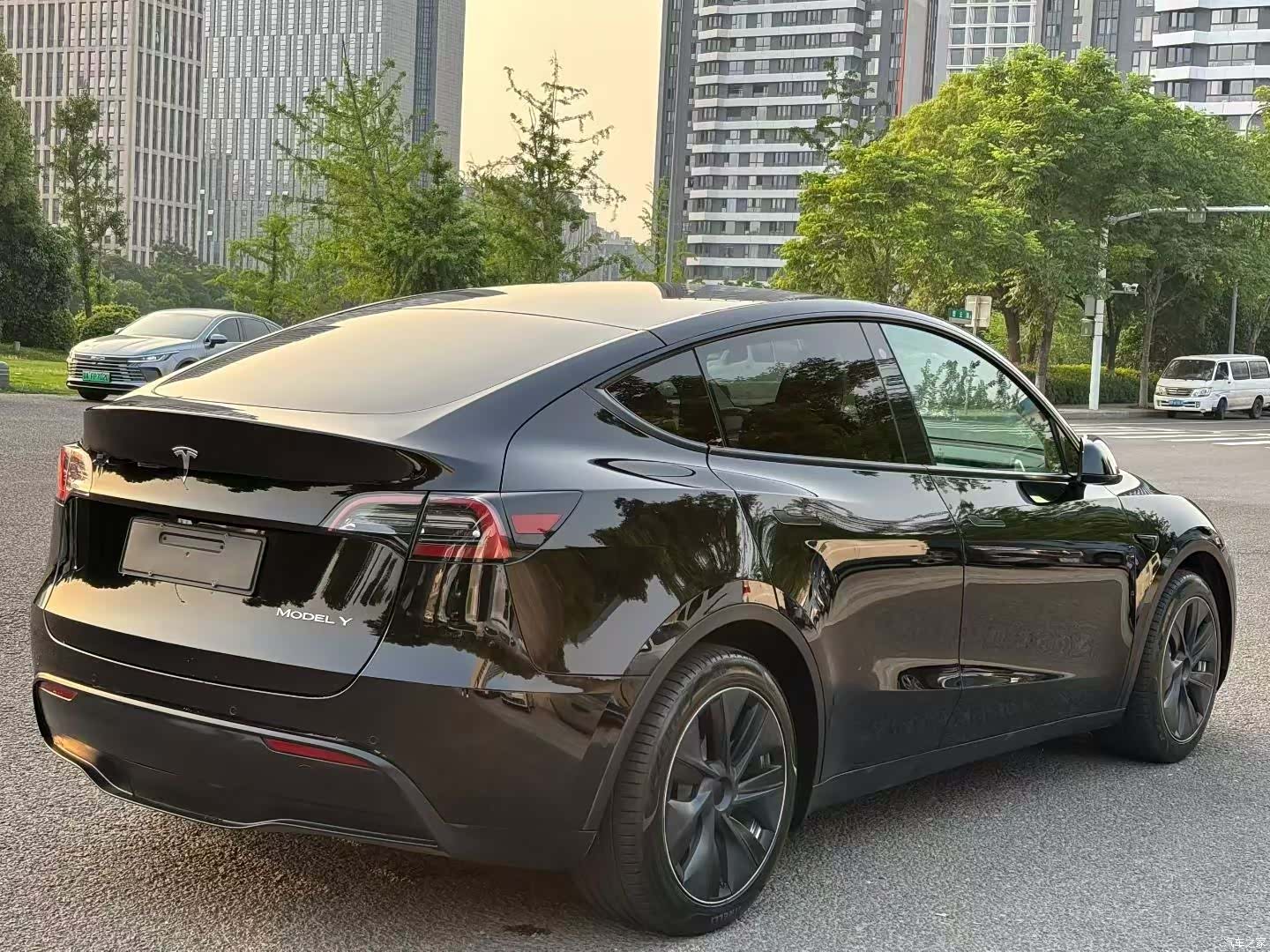 Tesla Model Y, 2023 18