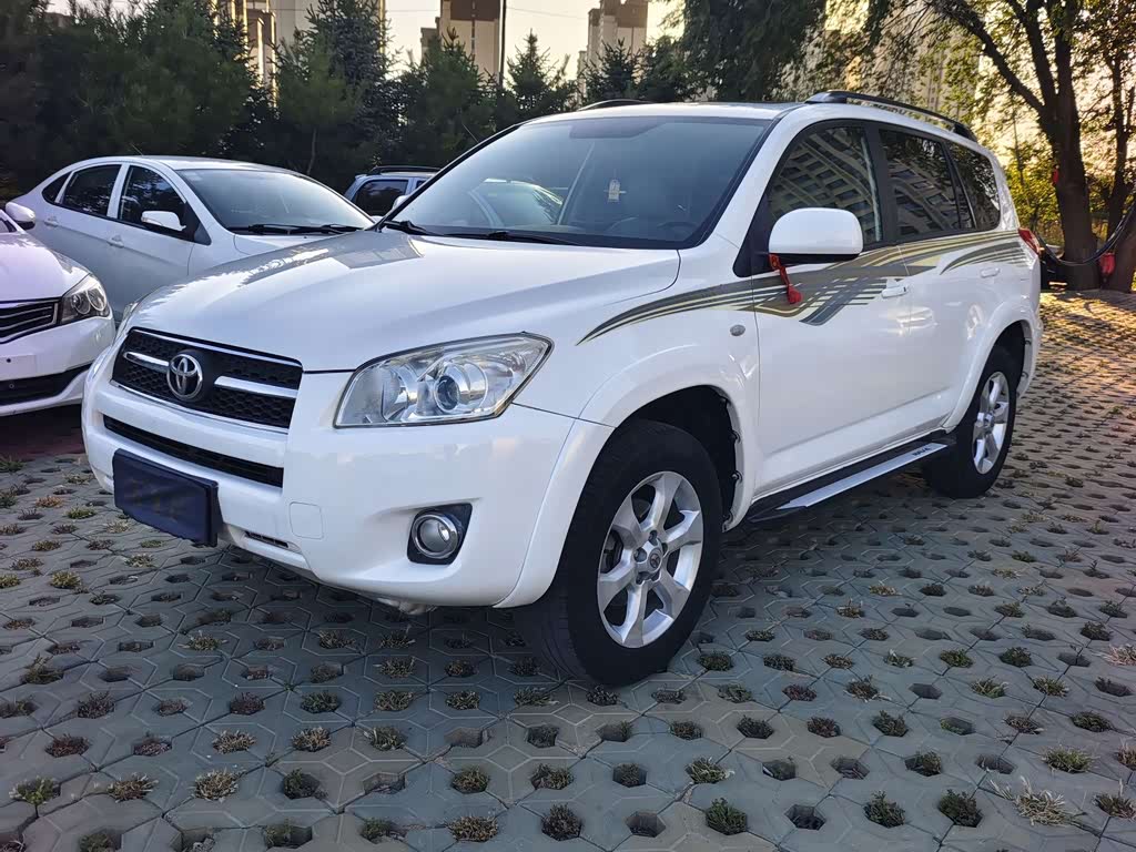 Toyota RAV4 2010 2.4L AT Luxury