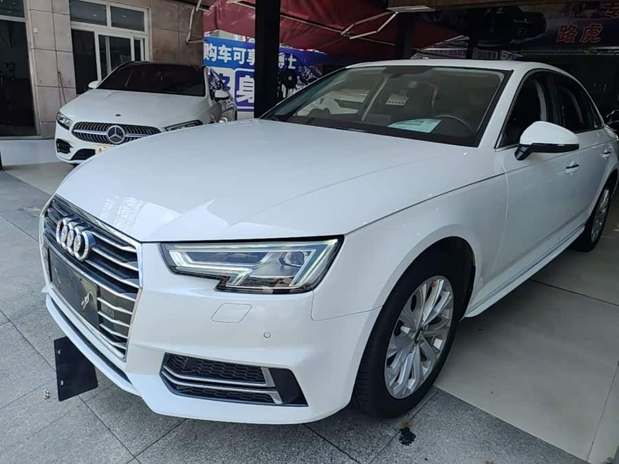 Audi A4L 2020, фото 1