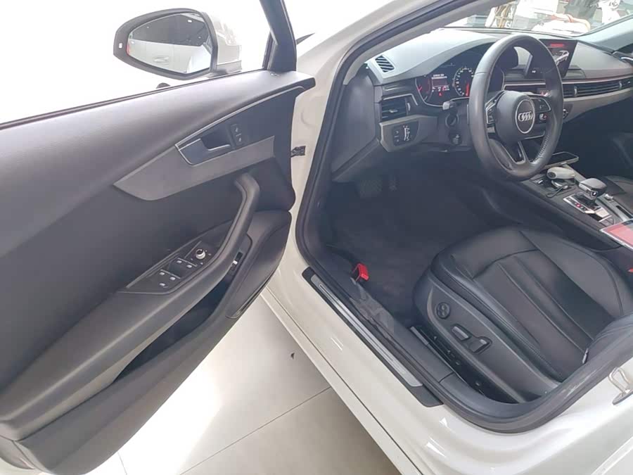 Audi A4L 2020, фото 16