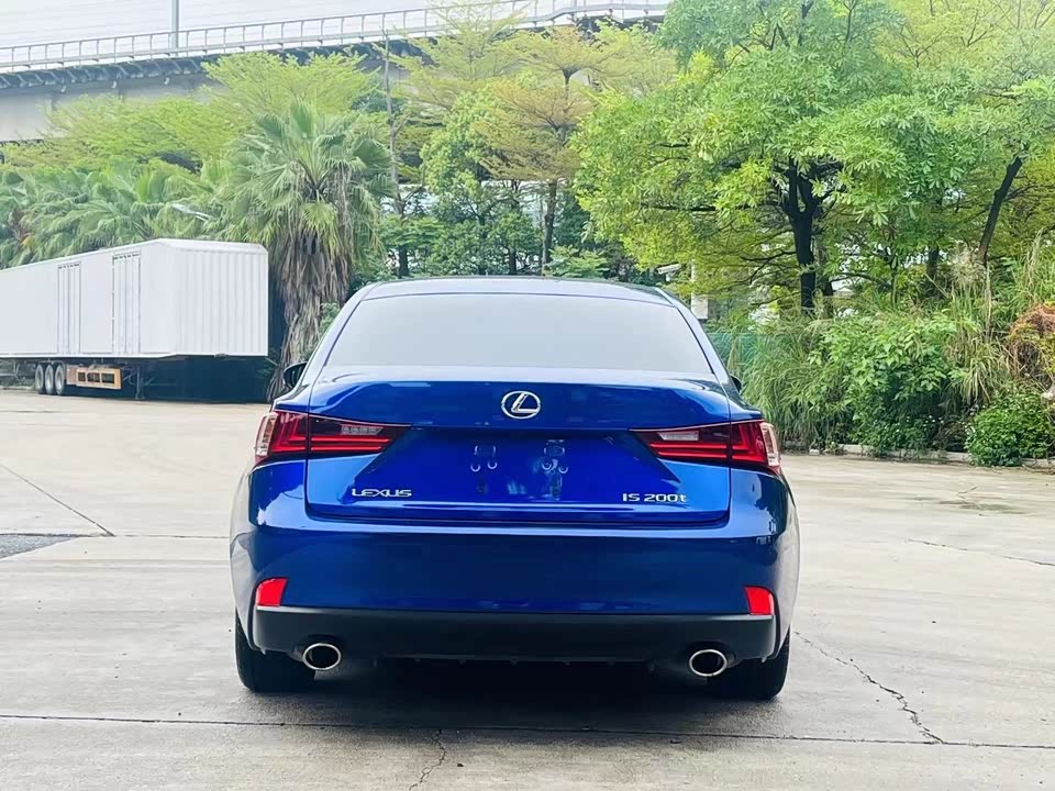Lexus IS