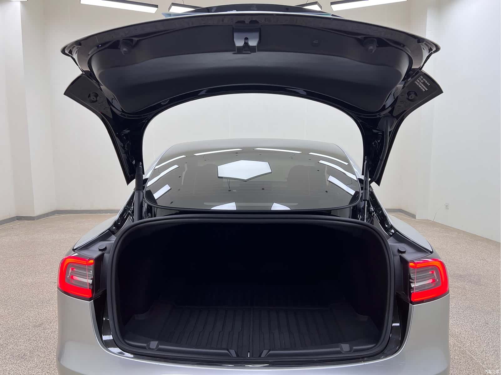 Tesla Model 3, 2023 34