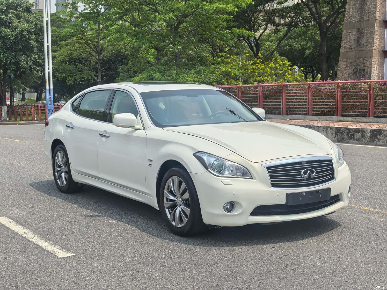 Infiniti Q70, 2013 3