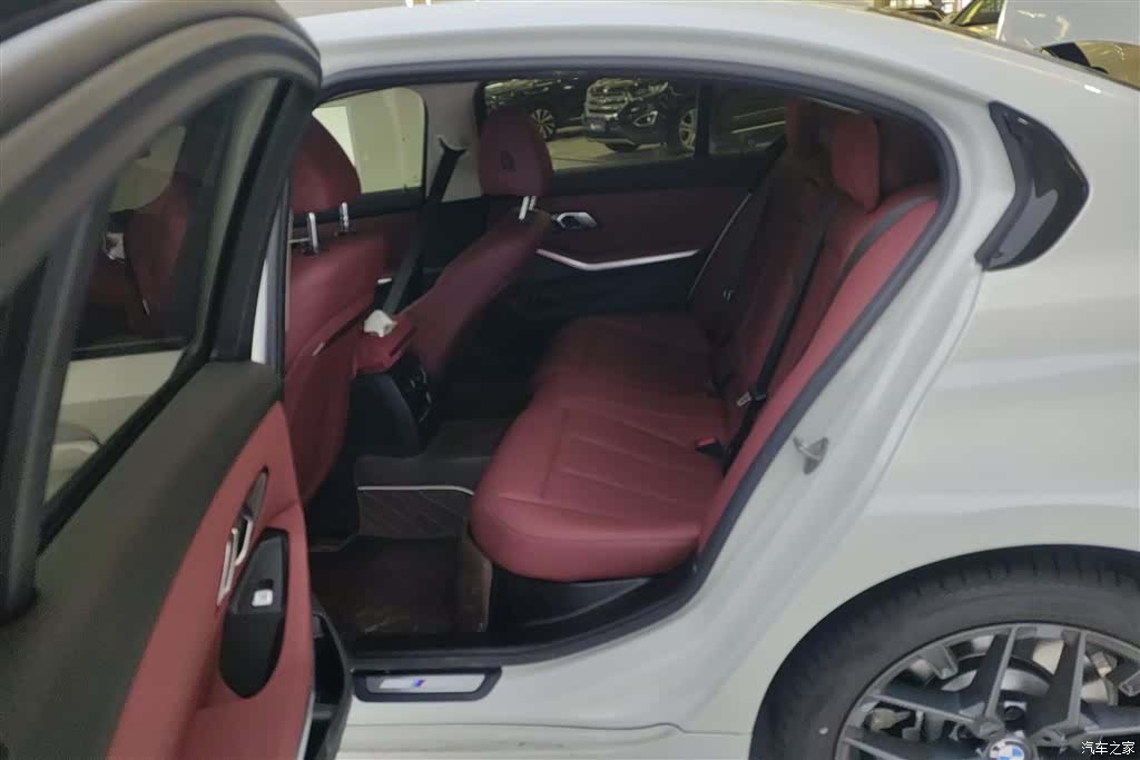 BMW 3 Series, 2025 11