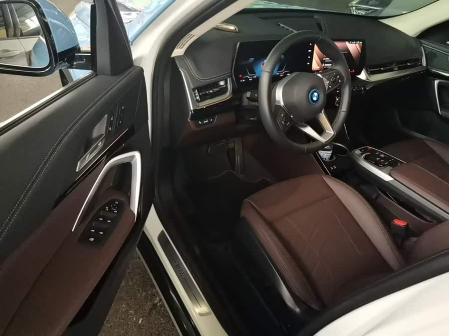 BMW iX1 2025, фото 15