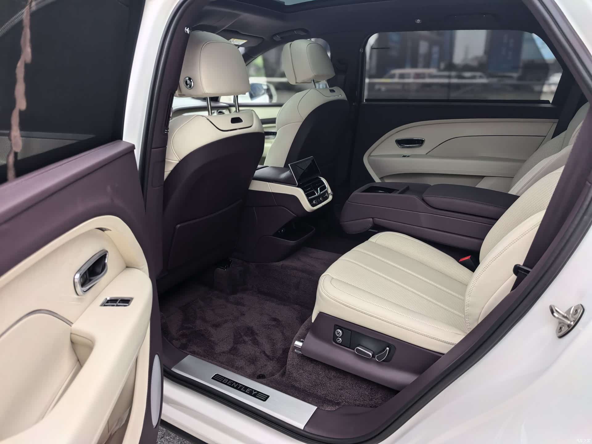 Bentley Bentayga, 2024 16