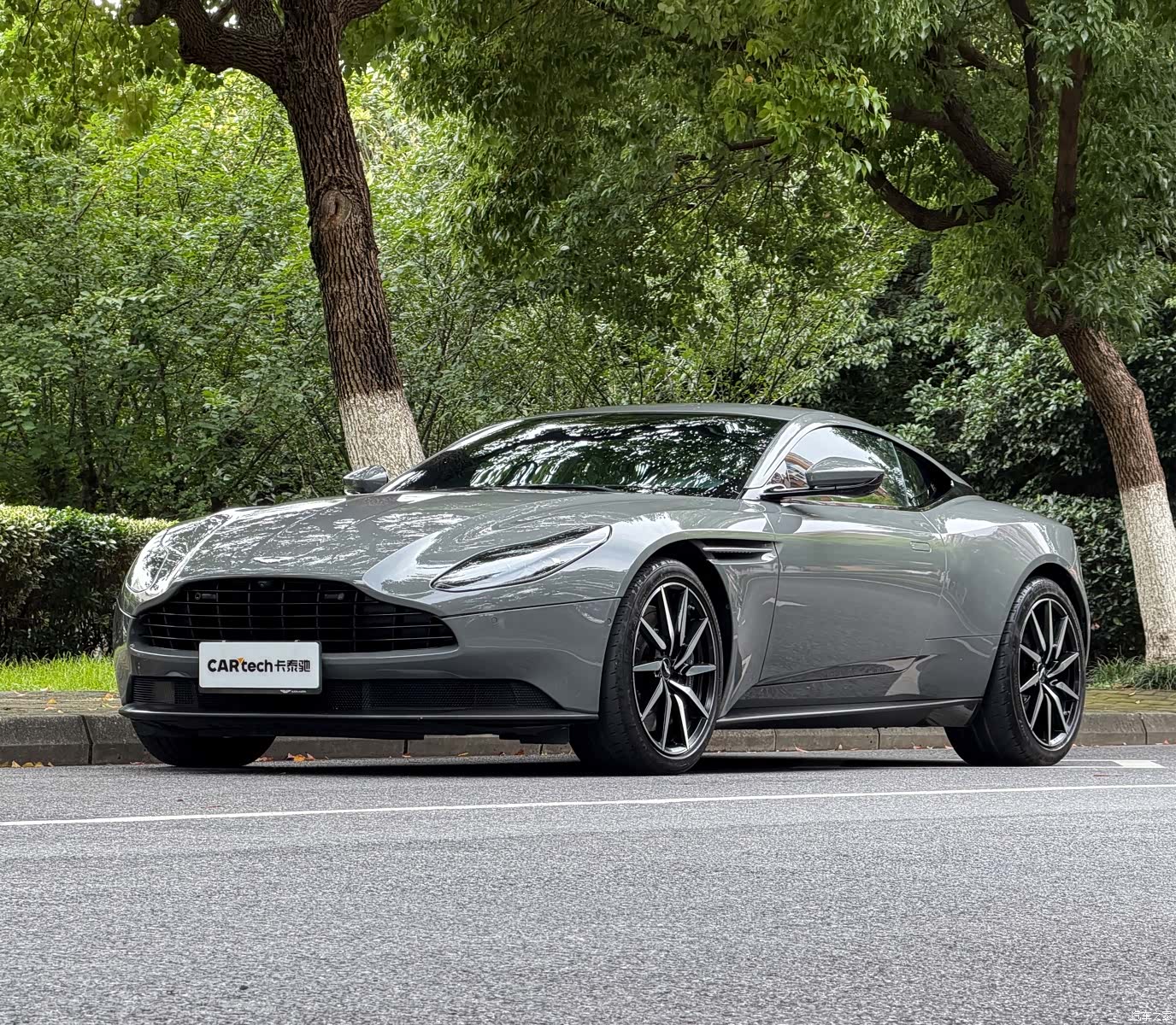Aston Martin DB11