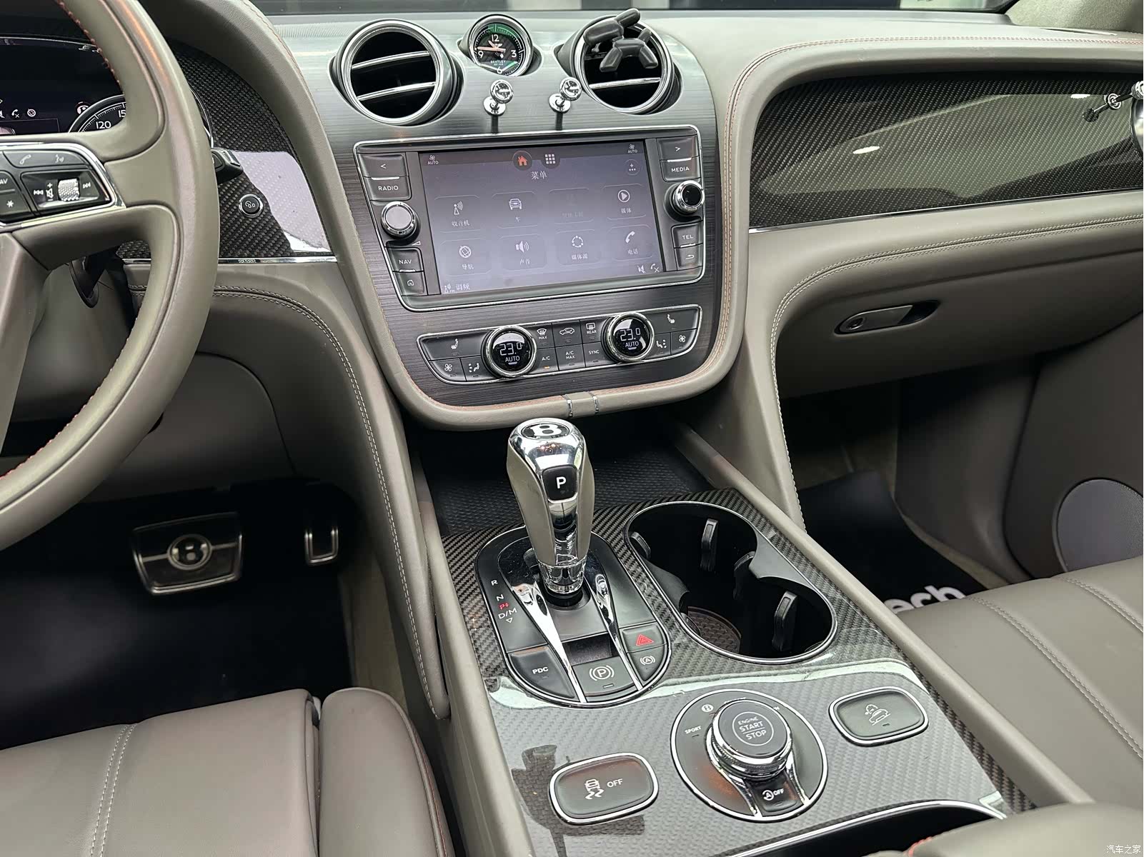 Bentley Bentayga, 2018 31