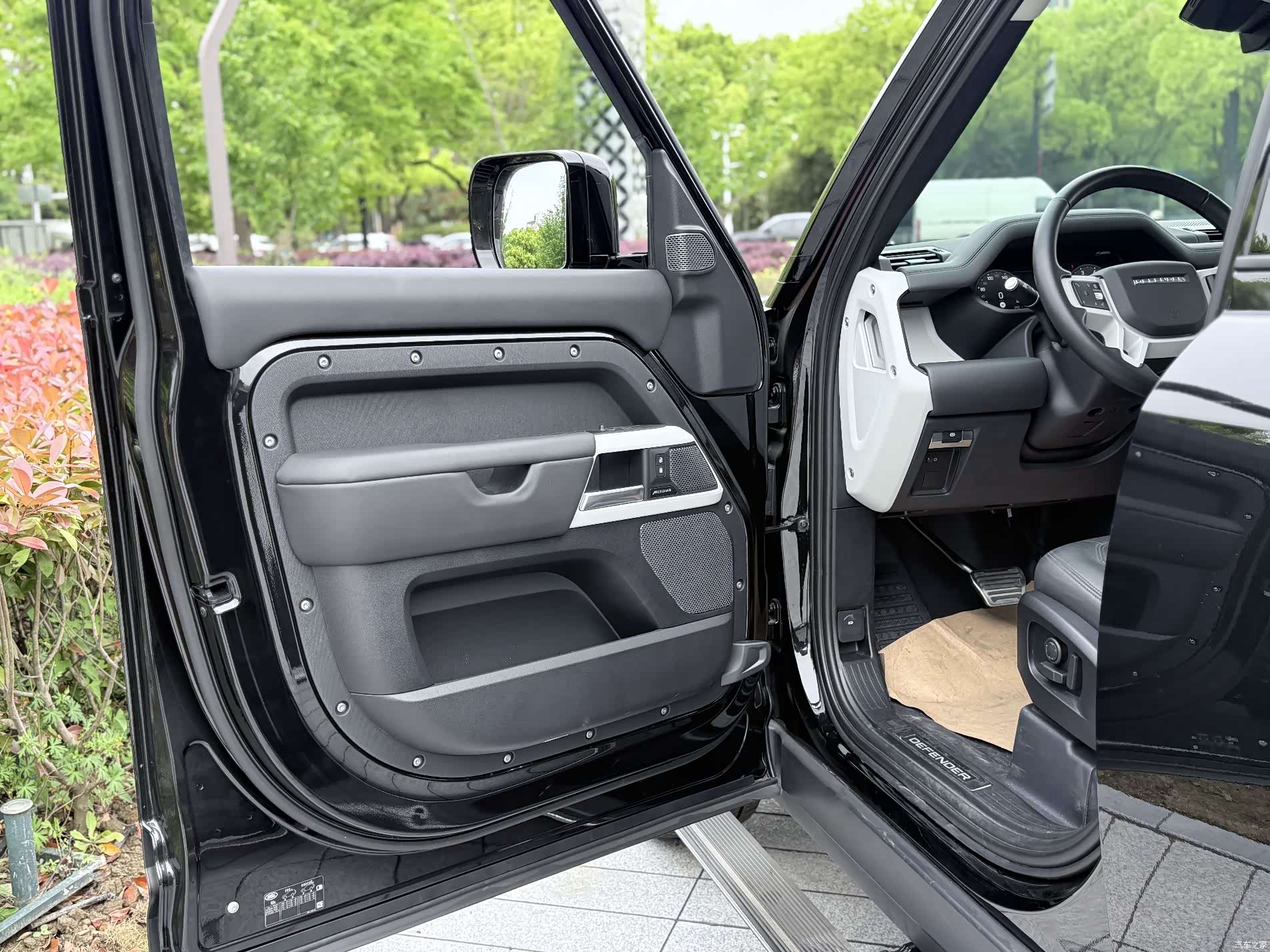 Land Rover Defender, 2024 6