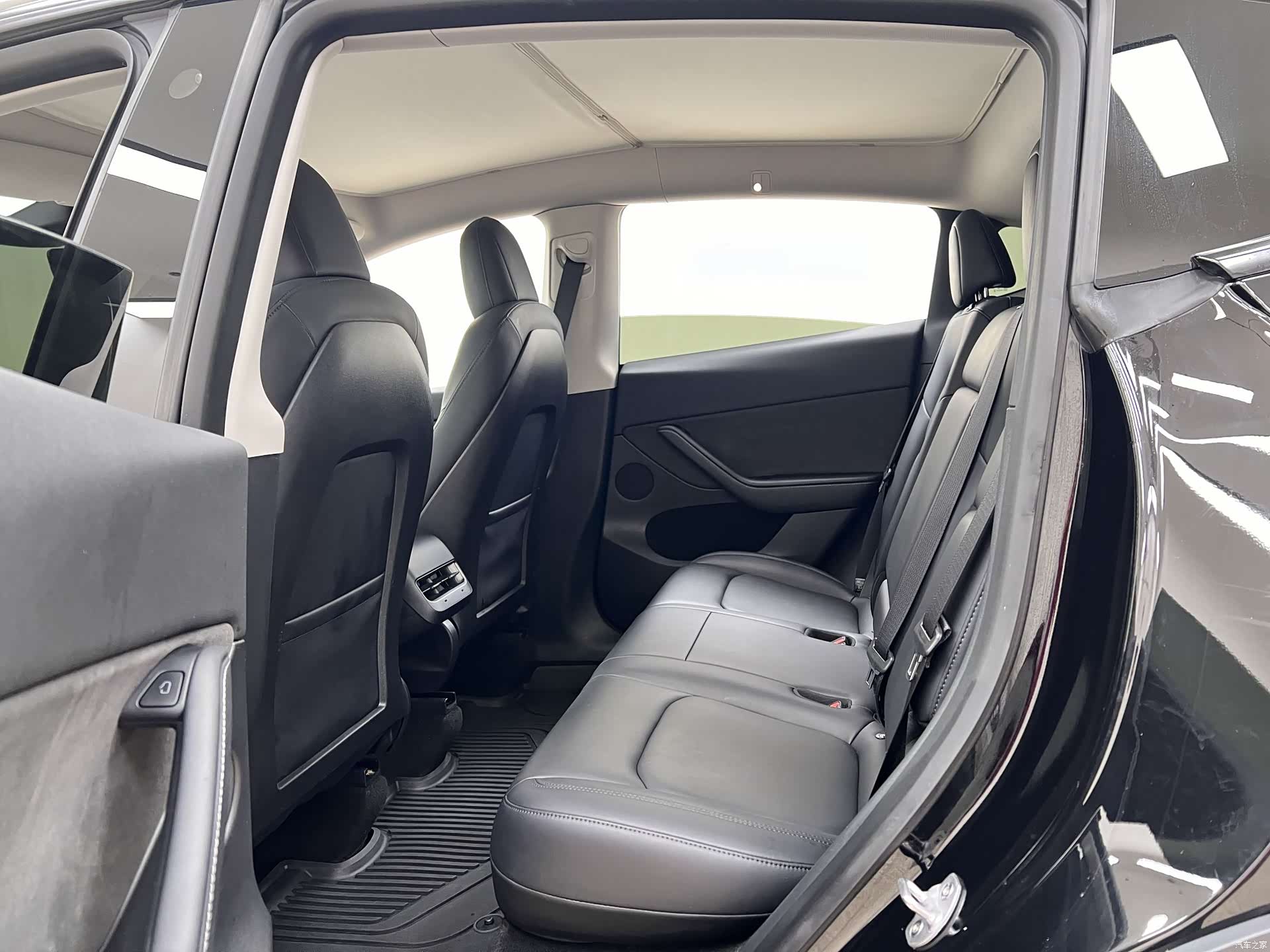 Tesla Model Y, 2022 19