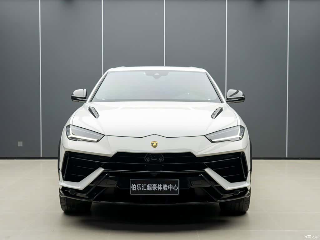 Lamborghini Urus, 2024 3