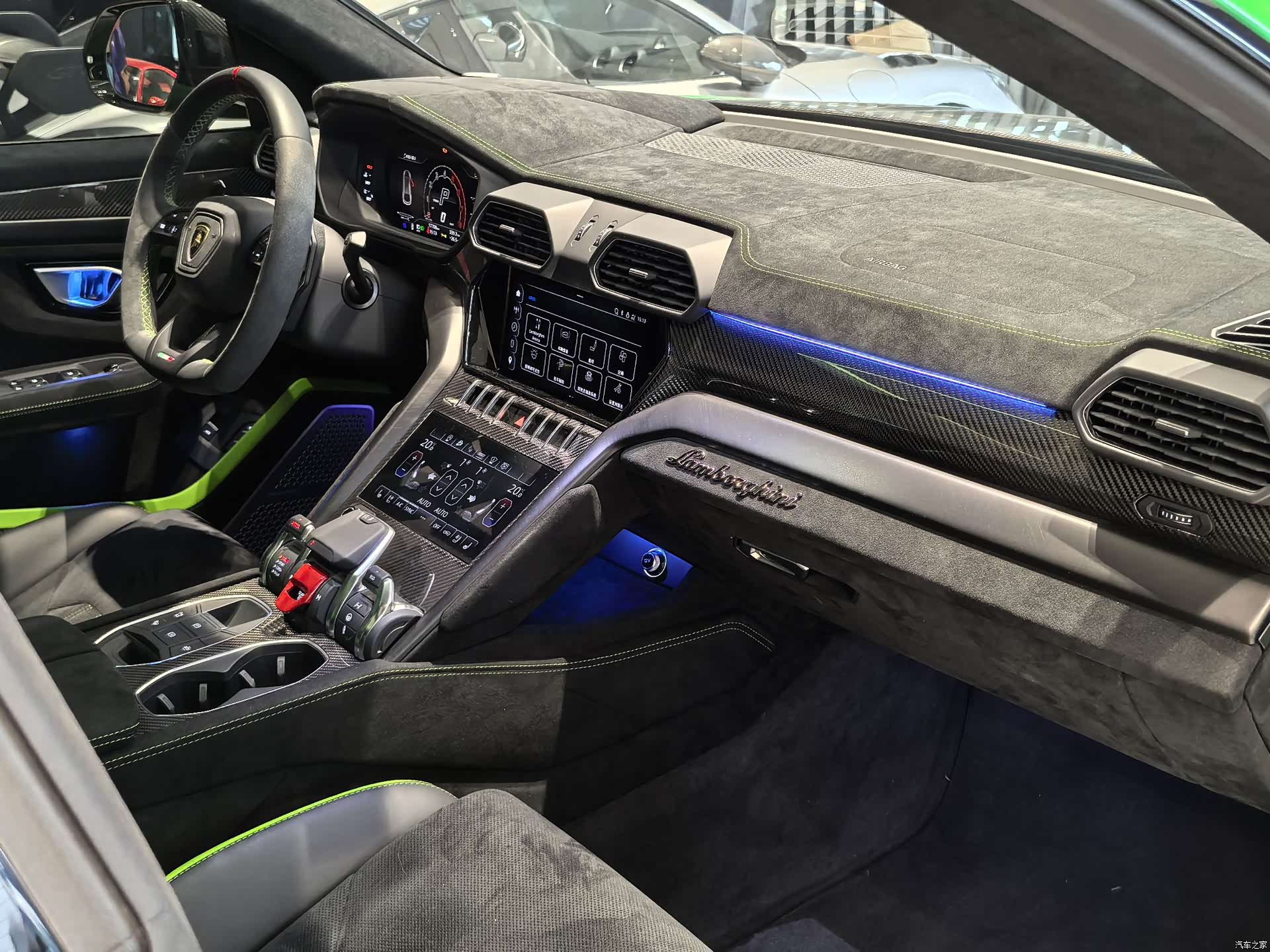 Lamborghini Urus, 2024 9