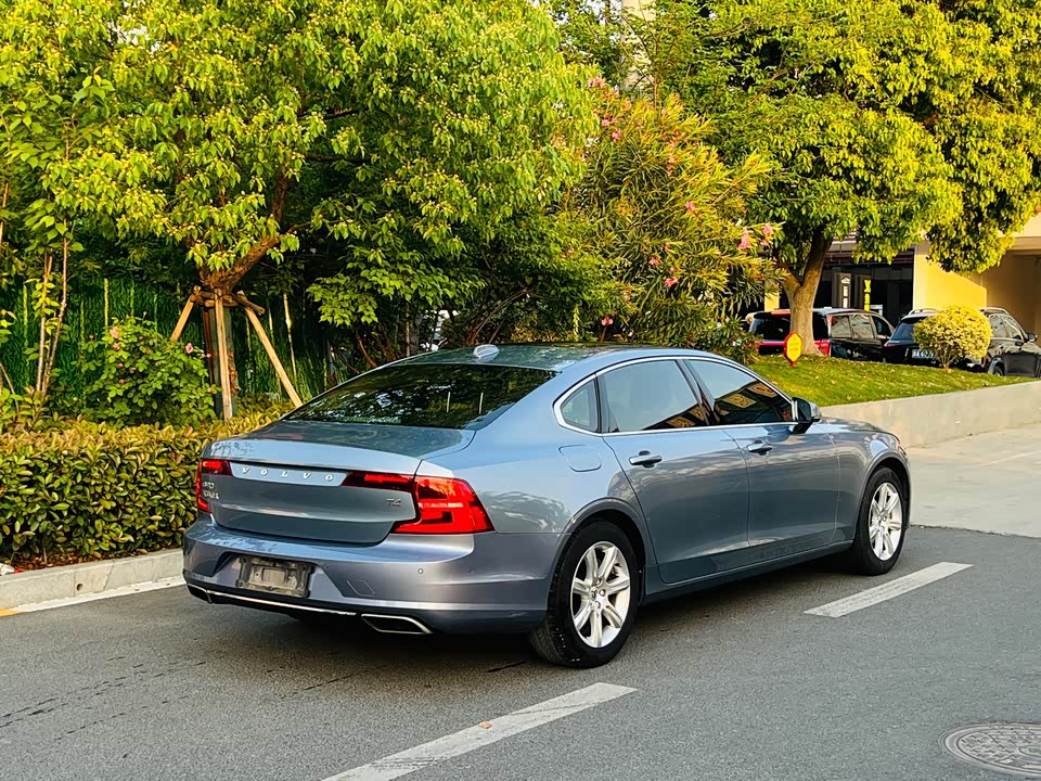 Volvo S90
