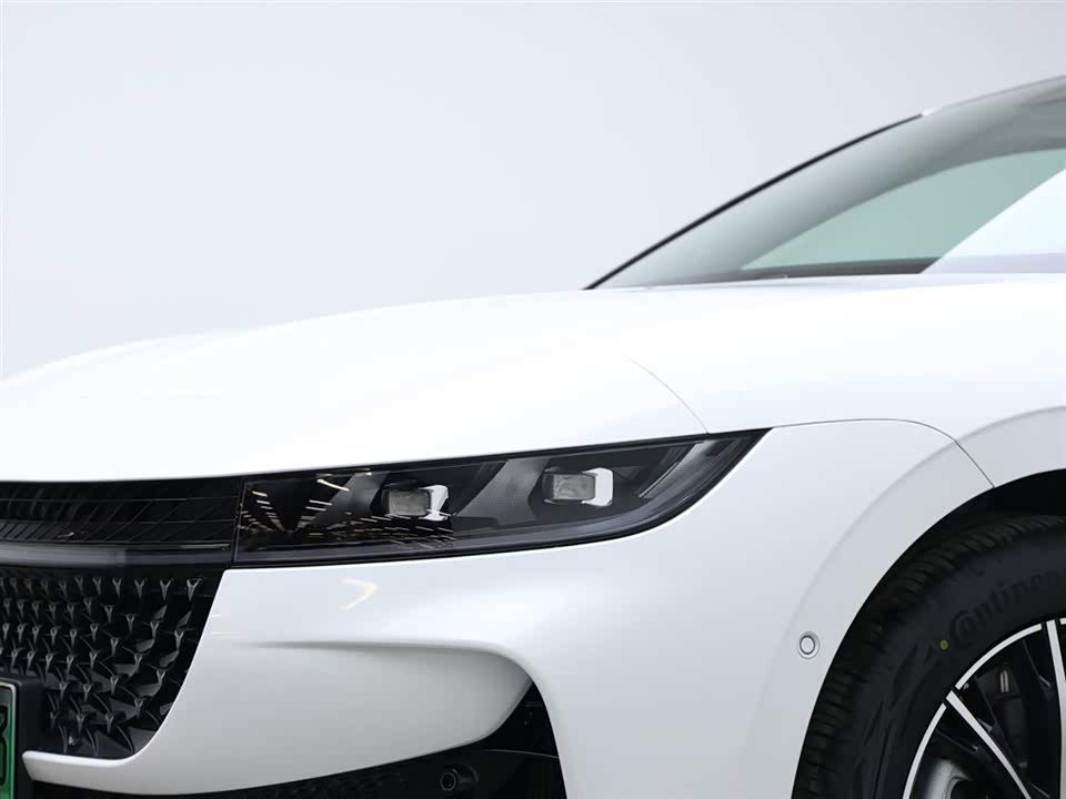 VOYAH Lantu chasing light