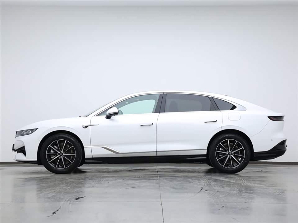 VOYAH Lantu chasing light