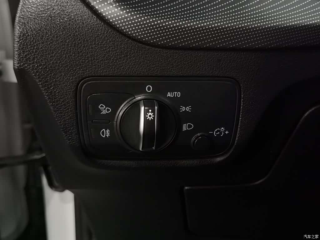 Audi Q2L, 2024 21