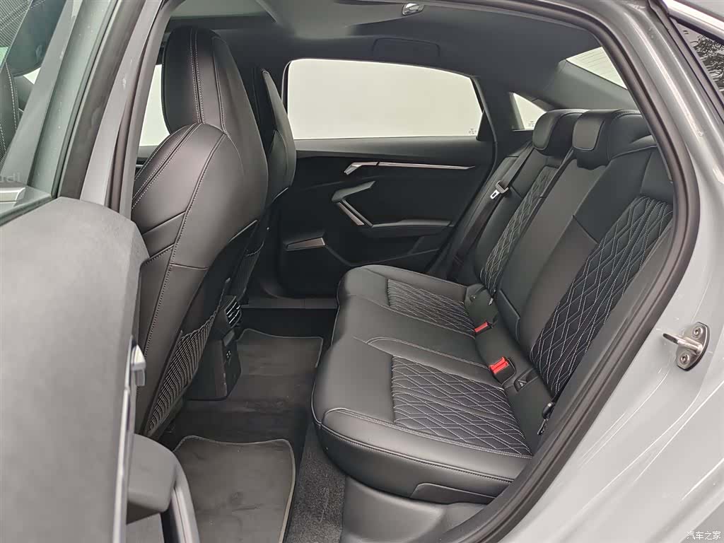 Audi Flying Spur, 2024 11