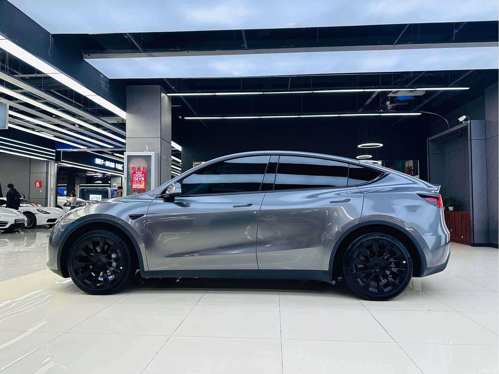 Tesla Model Y, 2023 7