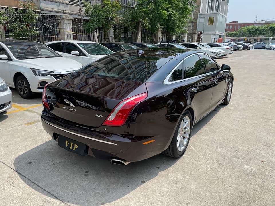 Jaguar XJ