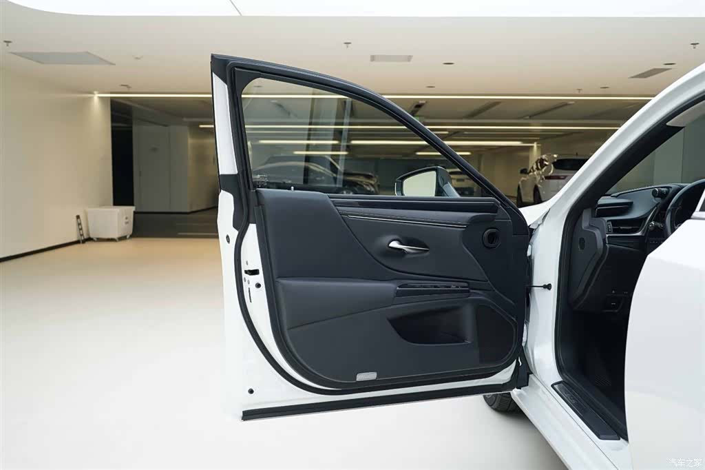Lexus ES, 2019 17