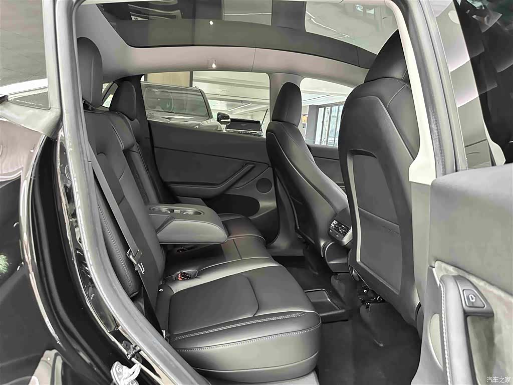 Tesla Model Y, 2023 27