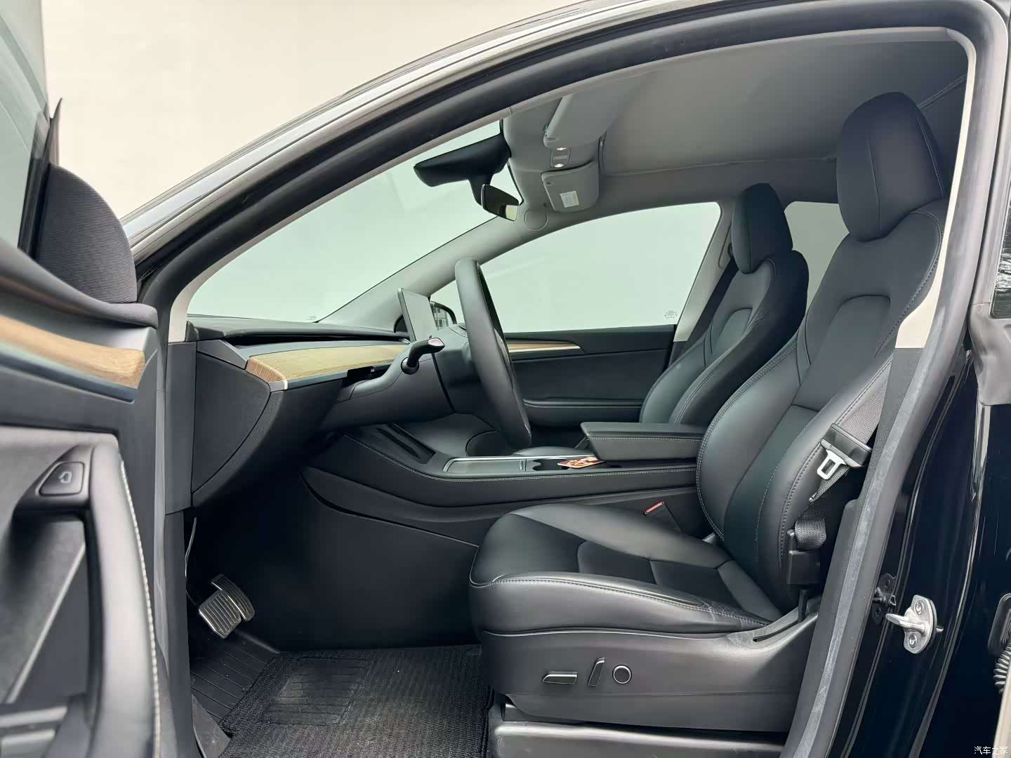 Tesla Model Y, 2023 4