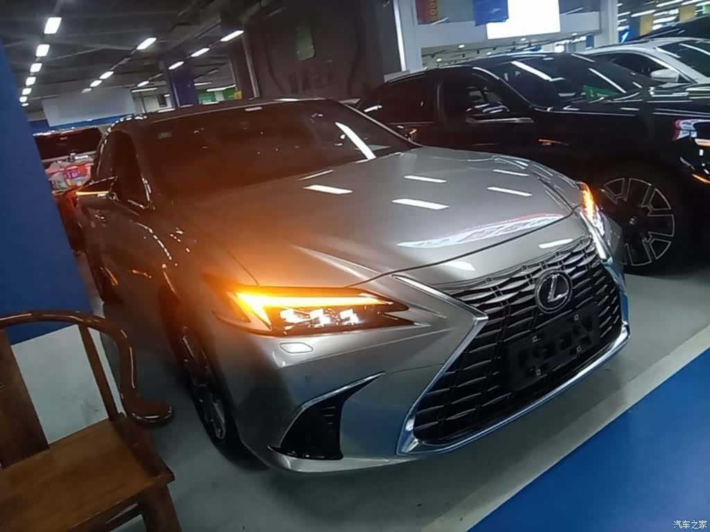 Lexus ES, 2025 4