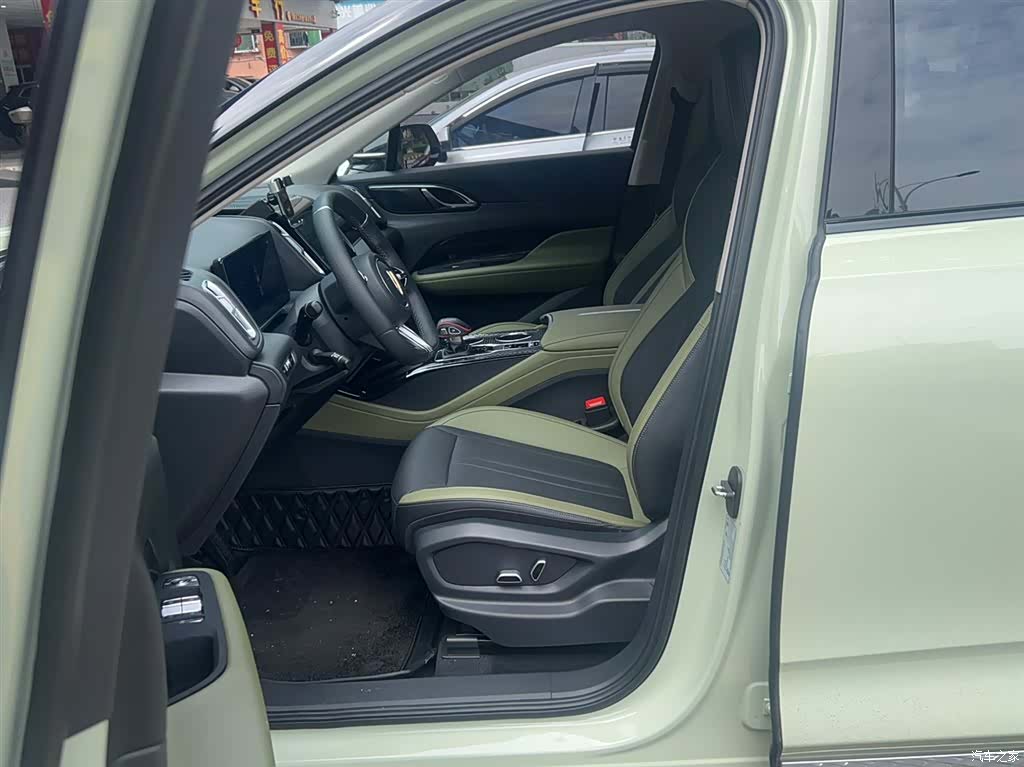 Hongqi HS3, 2023 11