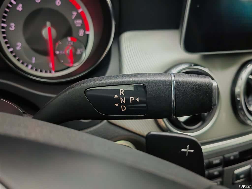 Mercedes-Benz GLA, 2015 13